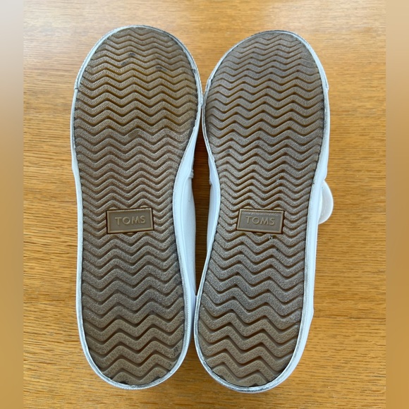 Toms White Canvas Slip Ons. Size-10. Comes with Dust bag.  Worn 2 or 3 times. - Picture 14 of 15